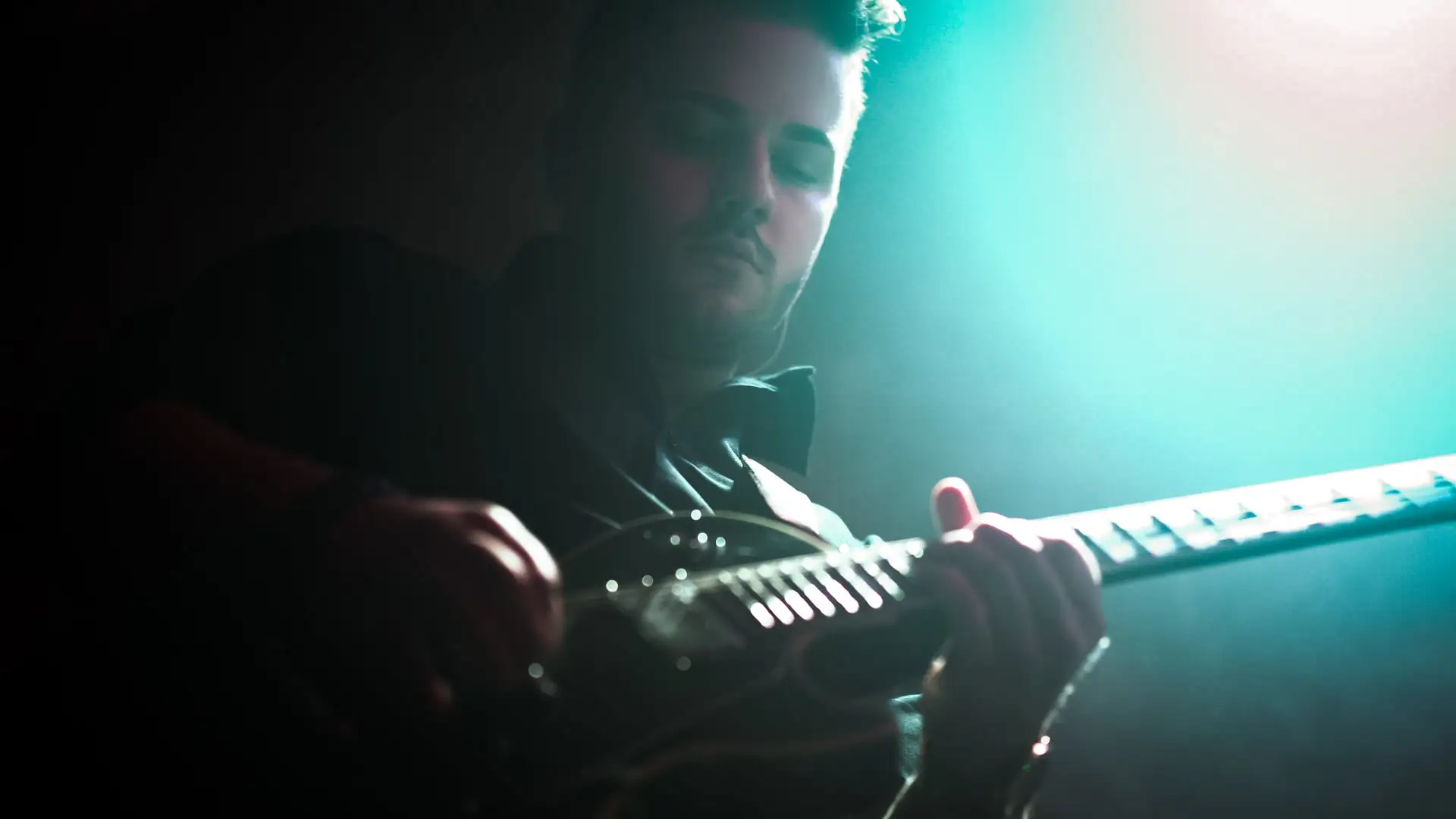 Młoda para tańczy na weselu